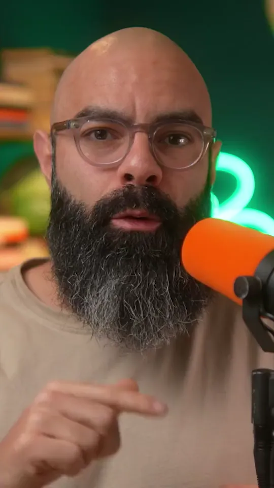 Leo Becker speaking into a microphone, looping animation