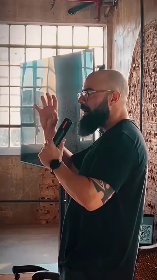 Leo Becker giving a presentation, looping animation